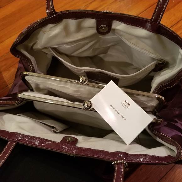 Coach shoulder purse - Picture 3 of 3